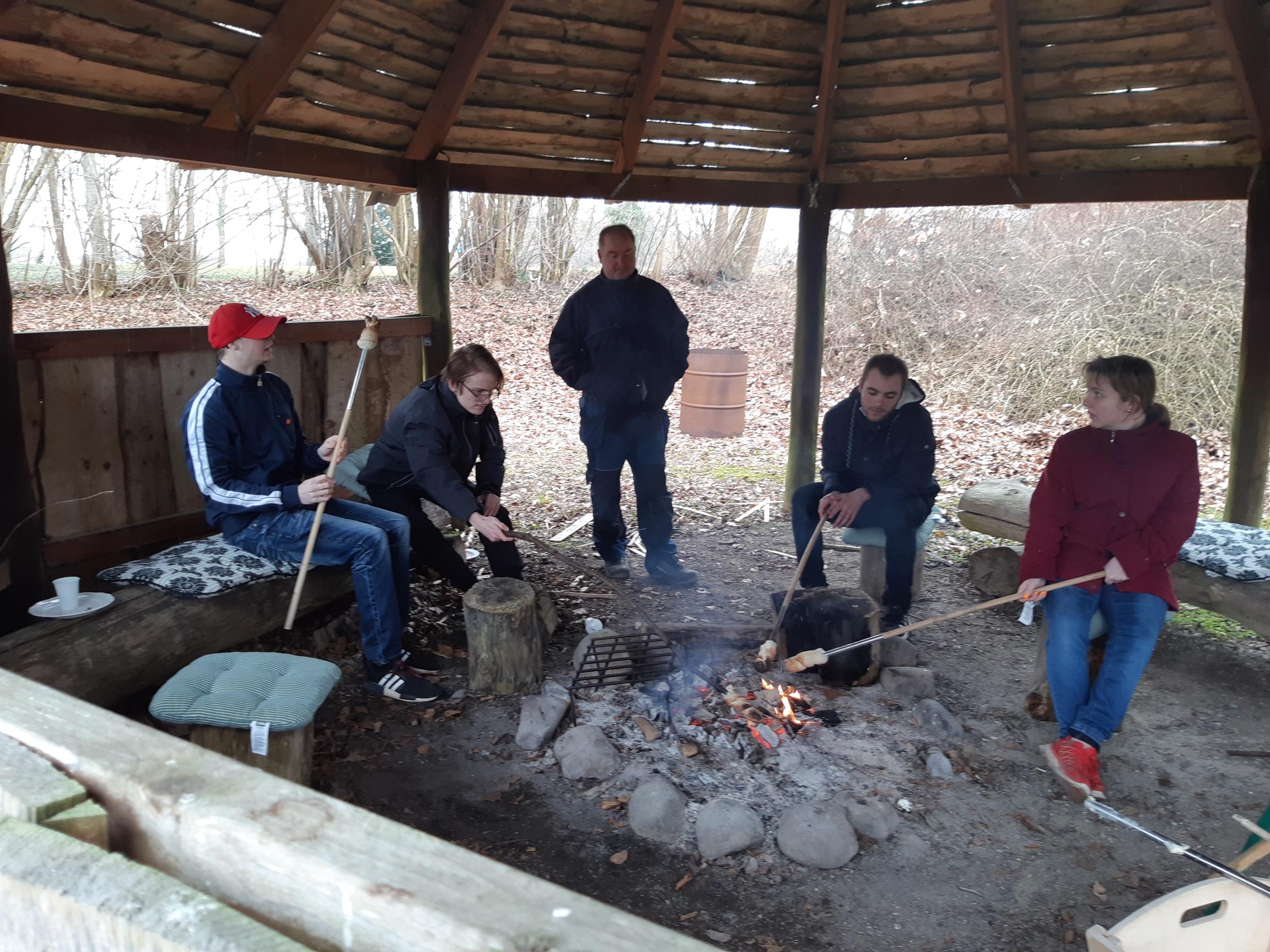 STU-elever laver snobrød omkring bålet