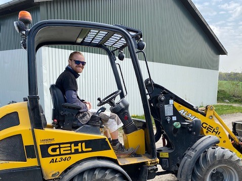 En bruger fra landbruget kører traktor